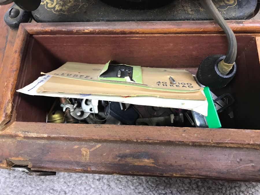 Vintage Working Singer Sewing Machine With Wooden Carrying Case S/N 1966164 [Photo 17]