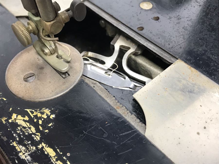 Vintage Working Singer Sewing Machine With Wooden Carrying Case S/N 1966164 [Photo 11]