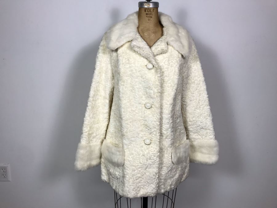 Vintage White Women's Faux Lambs Fur Coat 32'L - 16' Sleeve Length [Photo 5]
