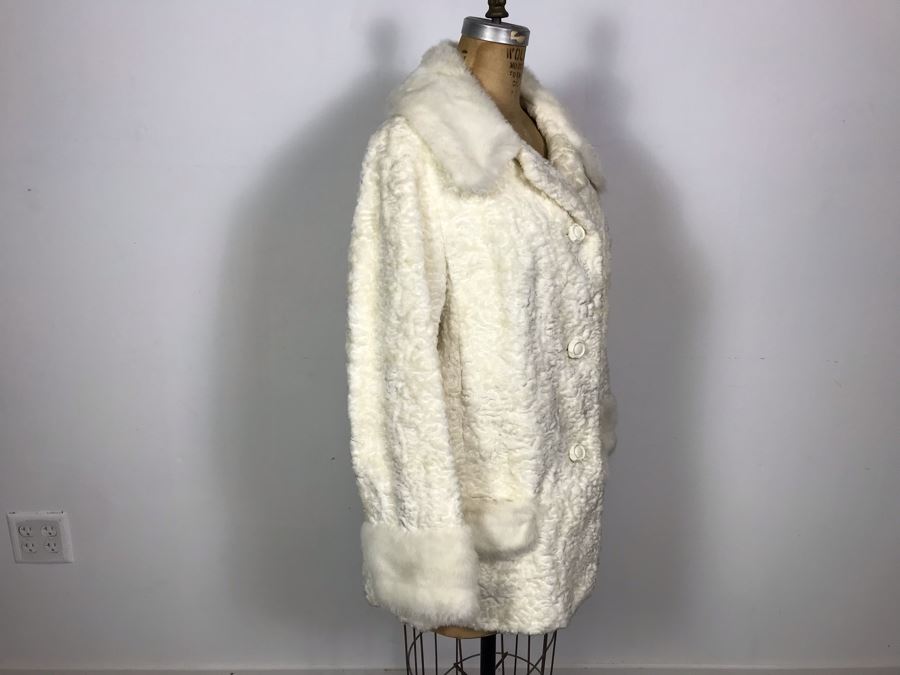 Vintage White Women's Faux Lambs Fur Coat 32'L - 16' Sleeve Length [Photo 8]