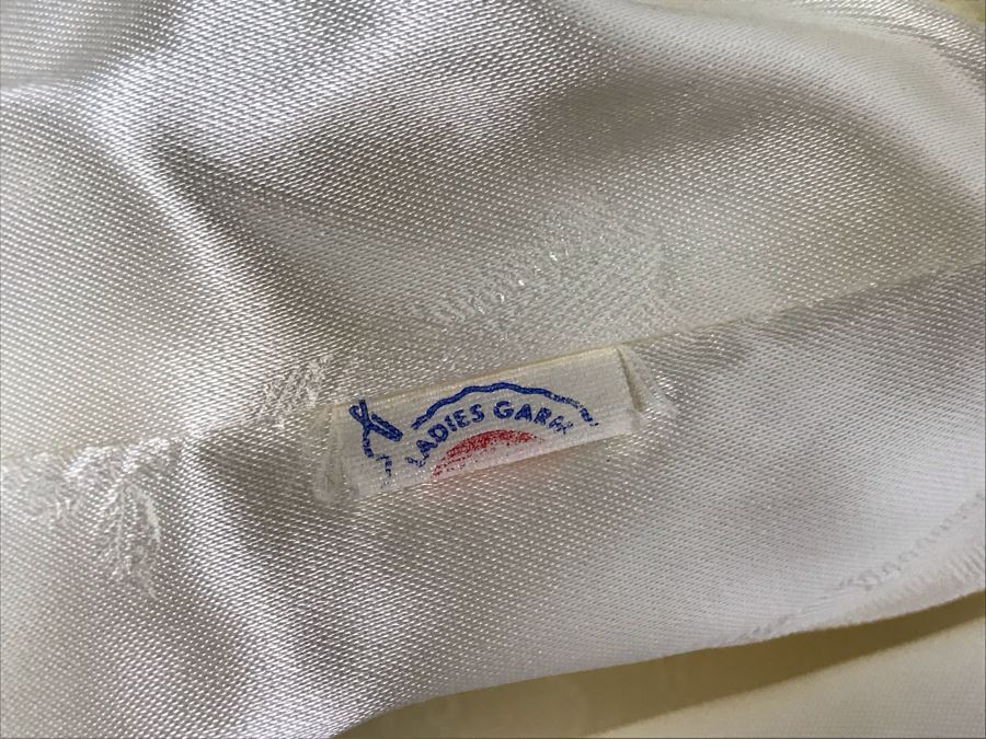 Vintage White Women's Faux Lambs Fur Coat 32'L - 16' Sleeve Length [Photo 17]