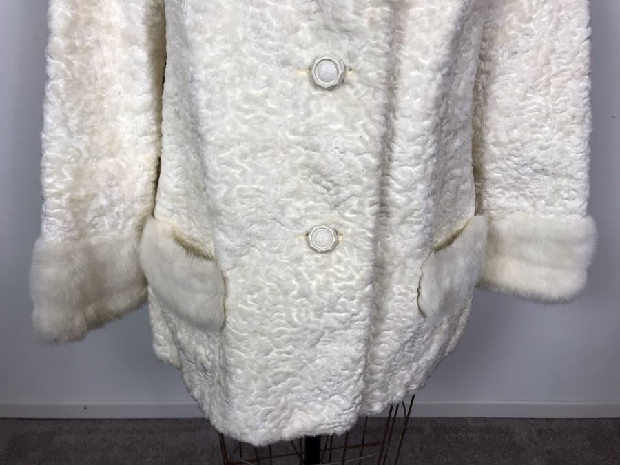 Vintage White Women's Faux Lambs Fur Coat 32'L - 16' Sleeve Length [Photo 7]