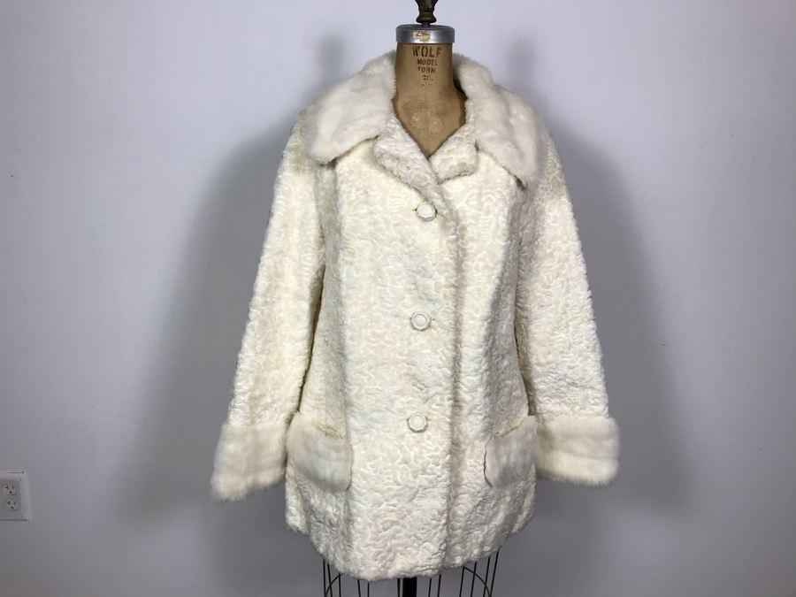 Vintage White Women's Faux Lambs Fur Coat 32'L - 16' Sleeve Length [Photo 2]