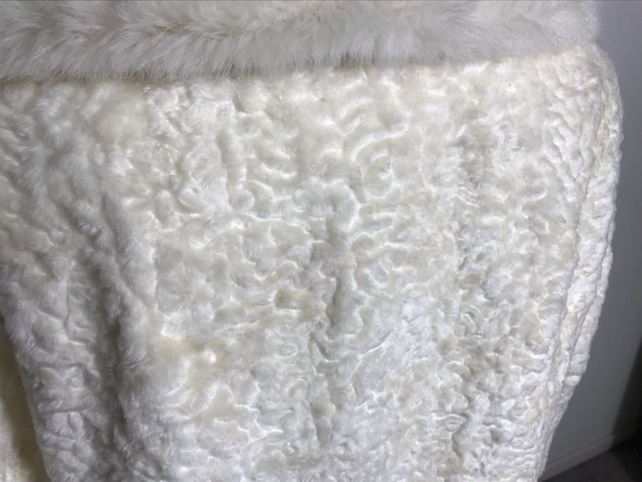 Vintage White Women's Faux Lambs Fur Coat 32'L - 16' Sleeve Length [Photo 11]