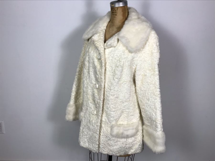 Vintage White Women's Faux Lambs Fur Coat 32'L - 16' Sleeve Length [Photo 12]