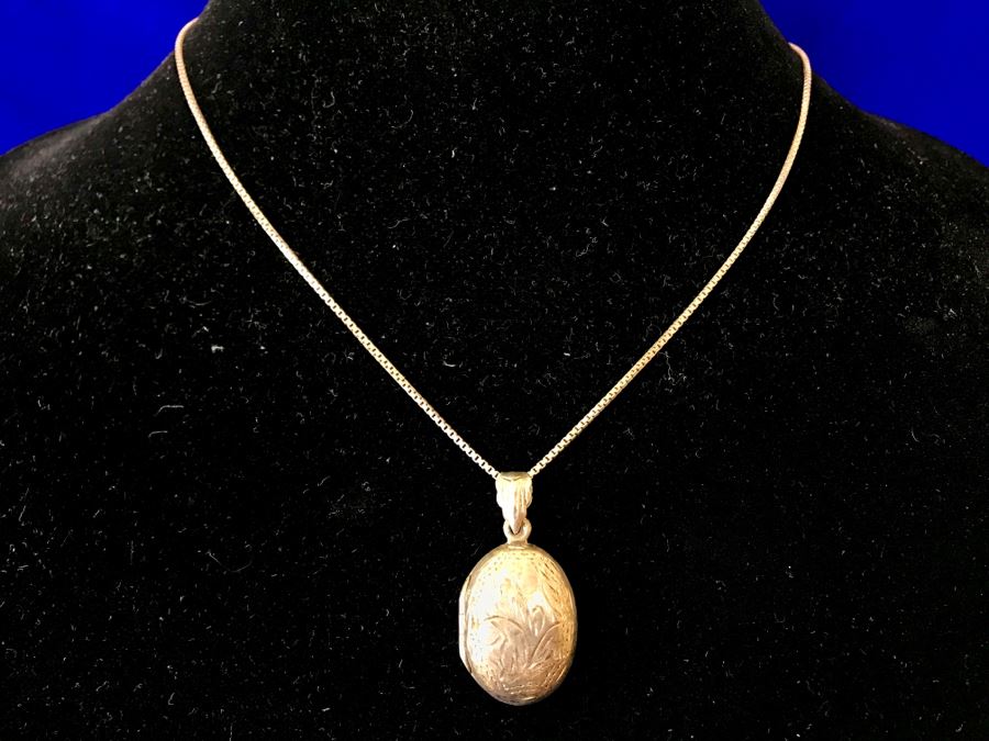 Vintage Sterling Silver Hand Engraved Locket Pendant With Sterling Silver 18' Chain 8.5g [Photo 1]