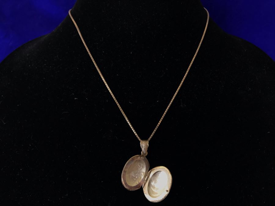 Vintage Sterling Silver Hand Engraved Locket Pendant With Sterling Silver 18' Chain 8.5g [Photo 3]