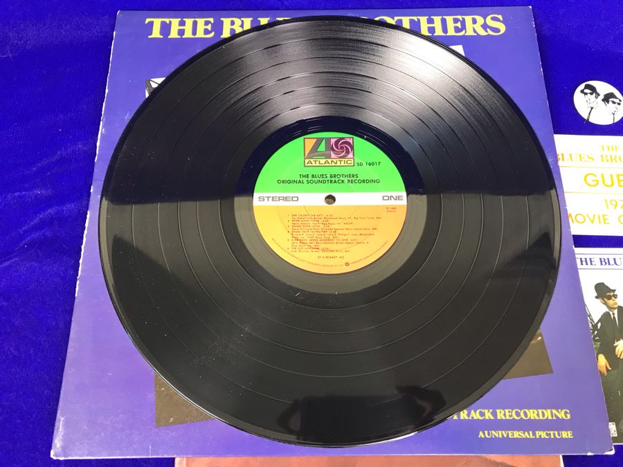 Vintage 1980 The Blues Brothers Movie Memorabilia Lot: Promo Vinyl Record, Sealed Cassette Tape, Button, 1979 Movie Concert Sticker, Blues Brothers Album Sticker, Bluesmobile Die-Cast Metal Replica Car On Damaged Card, And Private Perigee Book [Photo 11]