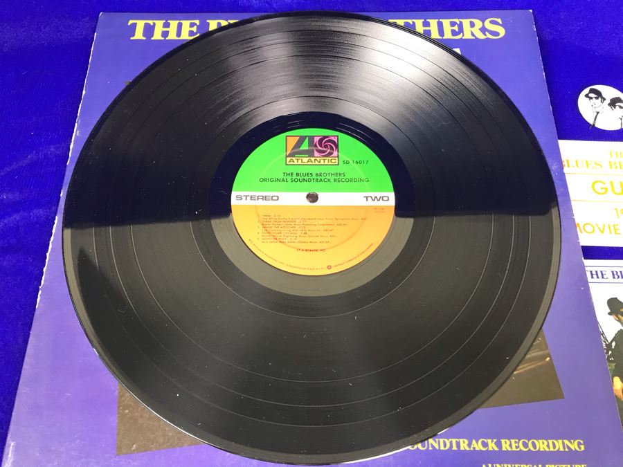 Vintage 1980 The Blues Brothers Movie Memorabilia Lot: Promo Vinyl Record, Sealed Cassette Tape, Button, 1979 Movie Concert Sticker, Blues Brothers Album Sticker, Bluesmobile Die-Cast Metal Replica Car On Damaged Card, And Private Perigee Book [Photo 12]