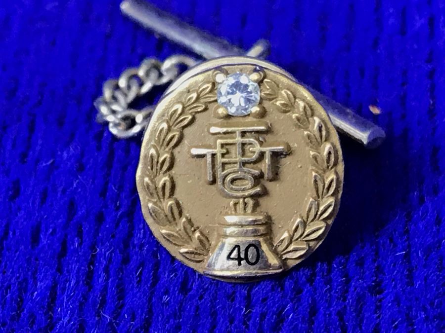 14K Gold Unicorn Pendant (0.4g) And 10K Gold Chain Necklace And 40 Years Of Service Pin (7.5g) [Photo 3]