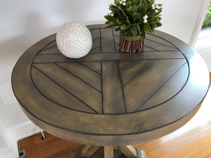 Bridgeport Round End Table 22D X 26.5H With Pair Of Decorative Accents [Photo 3]