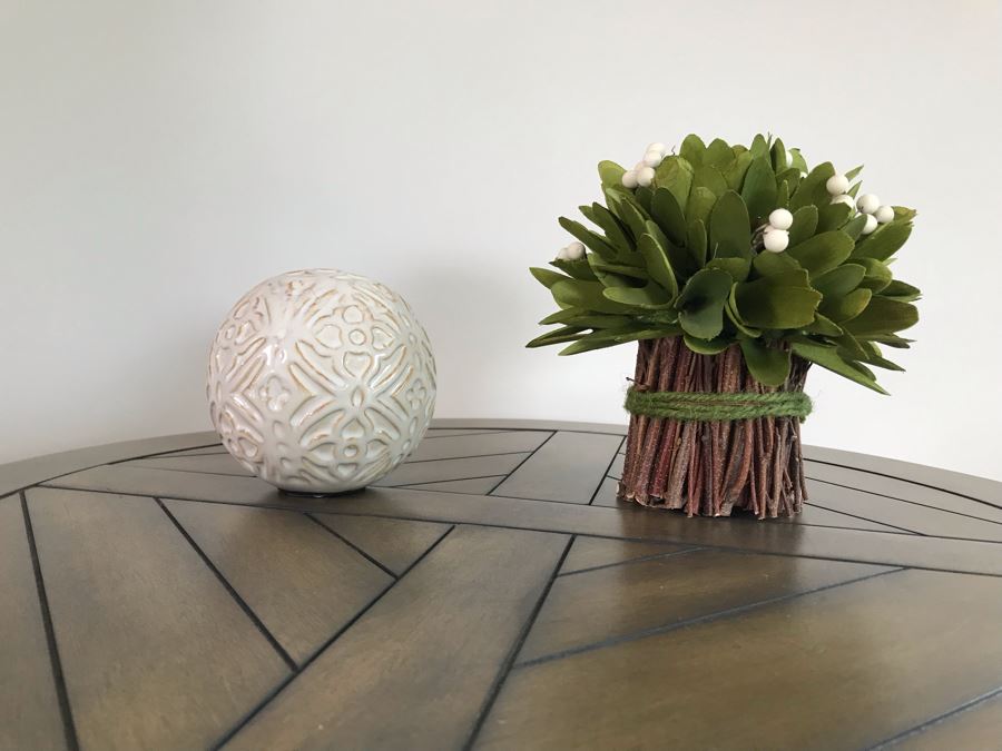 Bridgeport Round End Table 22D X 26.5H With Pair Of Decorative Accents [Photo 4]