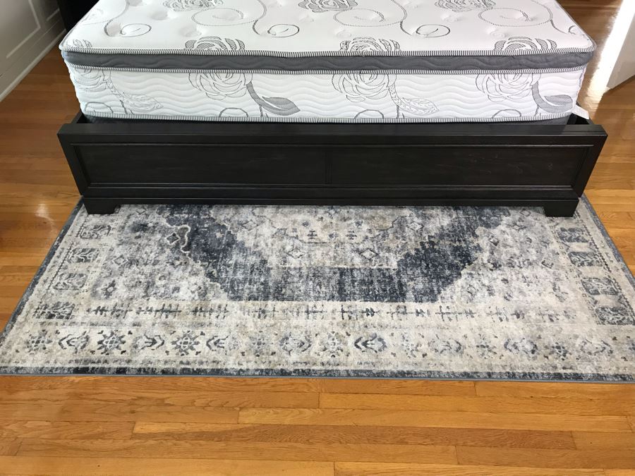 Surya Synthetic Area Rug 5'3' X 7'3' [Photo 4]