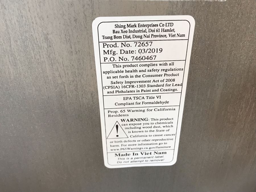 Hooker Furniture Round Dining Table With (4) Chairs, (4) Mats And Metal Centerpiece 54D X 31H [Photo 13]