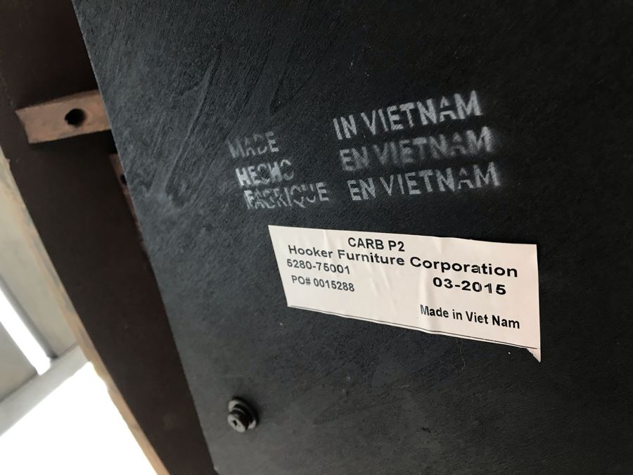 Hooker Furniture Round Dining Table With (4) Chairs, (4) Mats And Metal Centerpiece 54D X 31H [Photo 9]