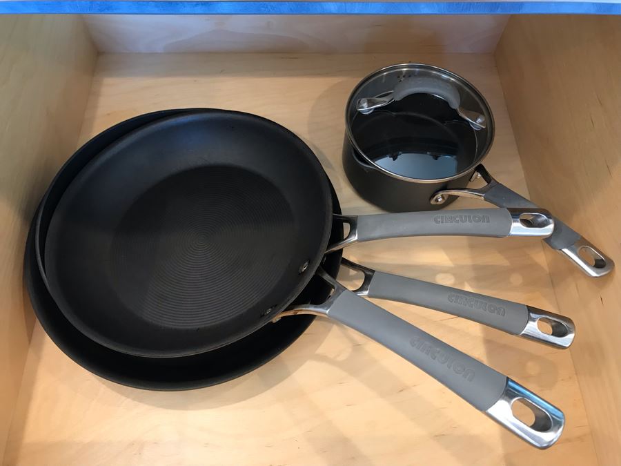 4 Drawers Of Various Like New Circulon Pots And Pans Plus Glass Pans - See Photos [Photo 2]