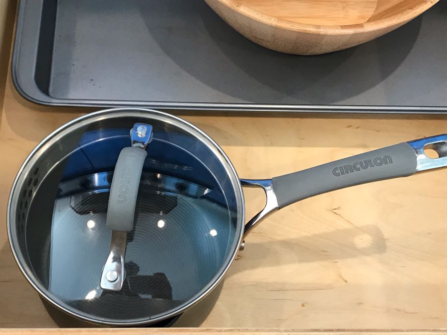 4 Drawers Of Various Like New Circulon Pots And Pans Plus Glass Pans - See Photos [Photo 10]