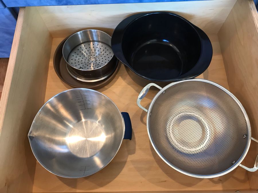 4 Drawers Of Various Glass Pyrex Baking Dishes, Tupperware, Colander - See Photos [Photo 7]