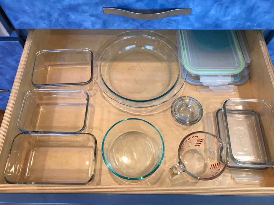 4 Drawers Of Various Glass Pyrex Baking Dishes, Tupperware, Colander - See Photos [Photo 4]