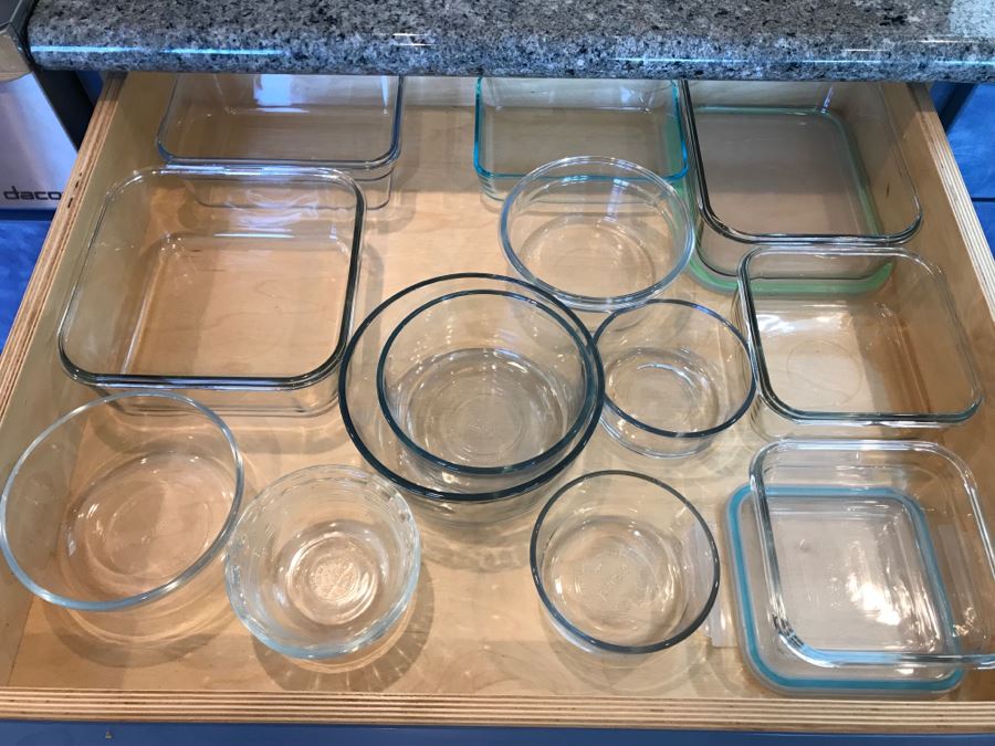 4 Drawers Of Various Glass Pyrex Baking Dishes, Tupperware, Colander - See Photos [Photo 2]