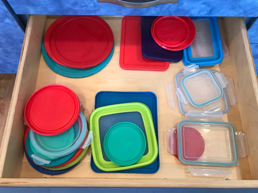 4 Drawers Of Various Glass Pyrex Baking Dishes, Tupperware, Colander - See Photos [Photo 6]