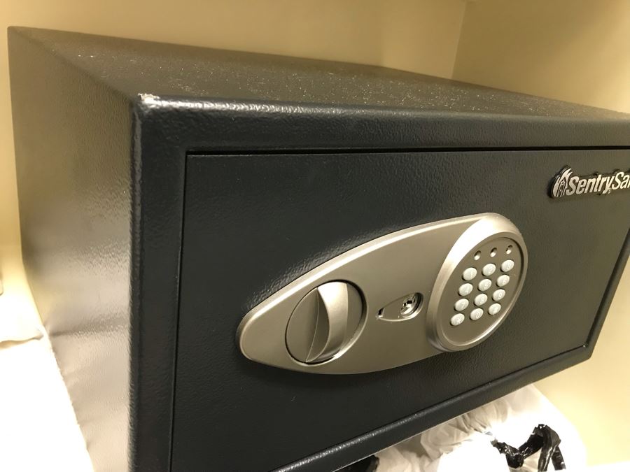 SentrySafe With Electronic Keypad Entry - No Key But Have Electronic Combo [Photo 3]