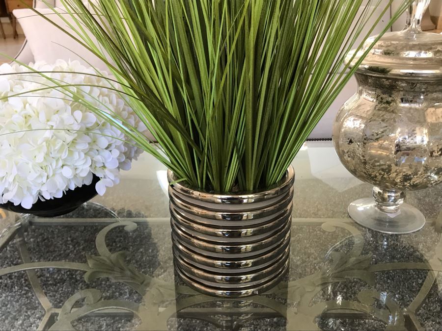 Home Decor Lot With (2) Artificial Plants And (2) Glass Decorative Objects [Photo 3]