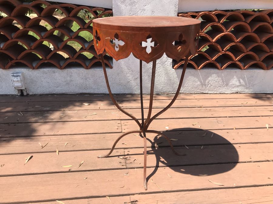 Metal Round Side Table 15R X 24.5H [Photo 1]
