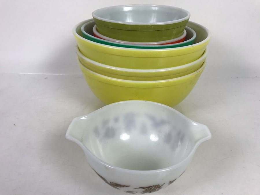 Collection Of (7) Vintage Pyrex Glass Mixing Bowls [Photo 1]