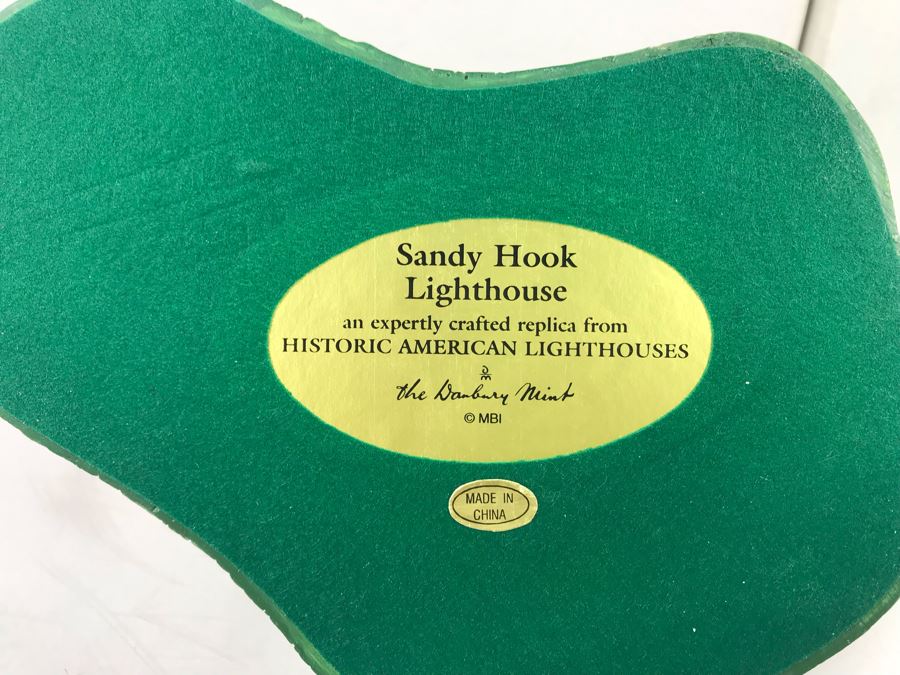 Pair Of Danbury Mint Lighthouses With Boxes [Photo 4]