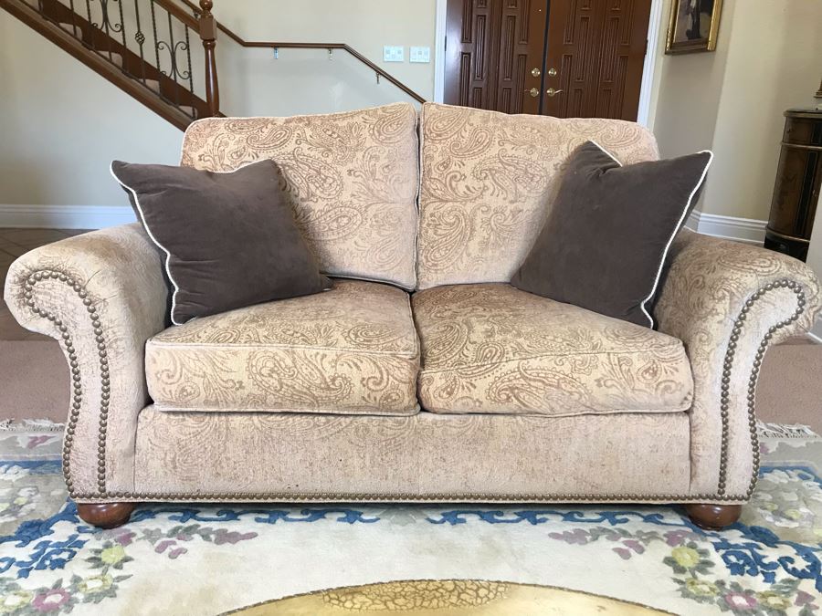 Elegant Ethan Allen Loveseat Sofa With Brass Nailheads And (2) Throw Pillows 64W X 41D X 35H - FRE [Photo 5]