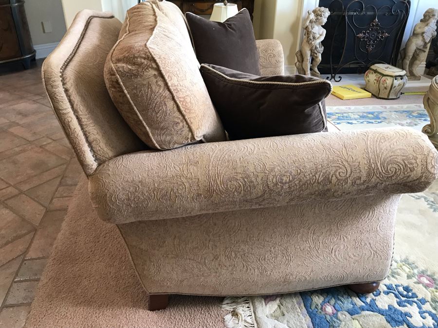 Elegant Ethan Allen Loveseat Sofa With Brass Nailheads And (2) Throw ...