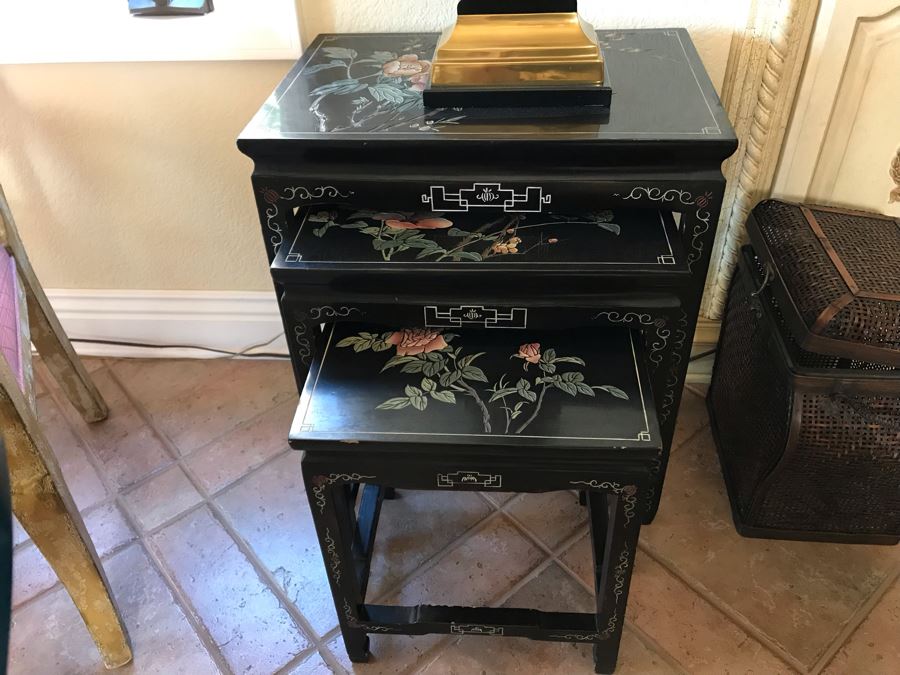 Set Of 3 Black Lacquer Asian Nesting Tables With Rose And Bird Motif - FRE [Photo 2]