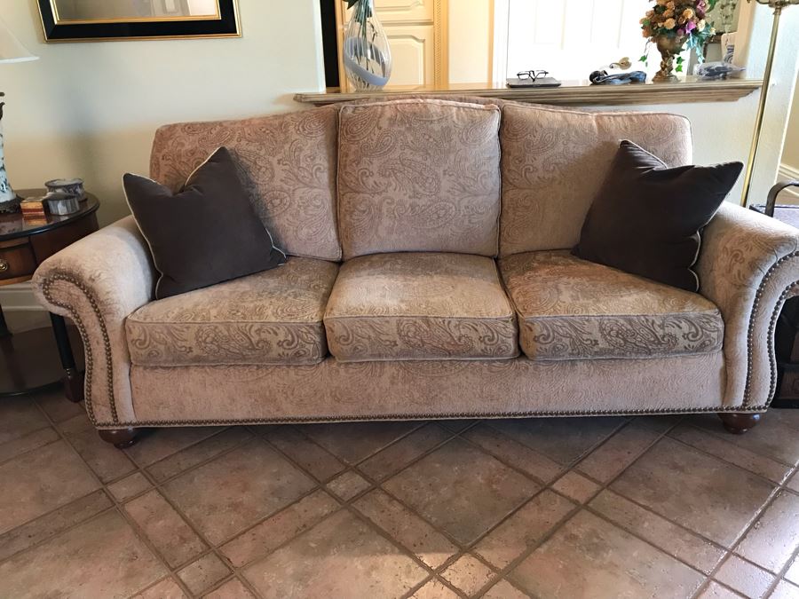 Elegant Ethan Allen Sofa With Brass Nailheads And (2) Throw Pillows - FRE [Photo 3]