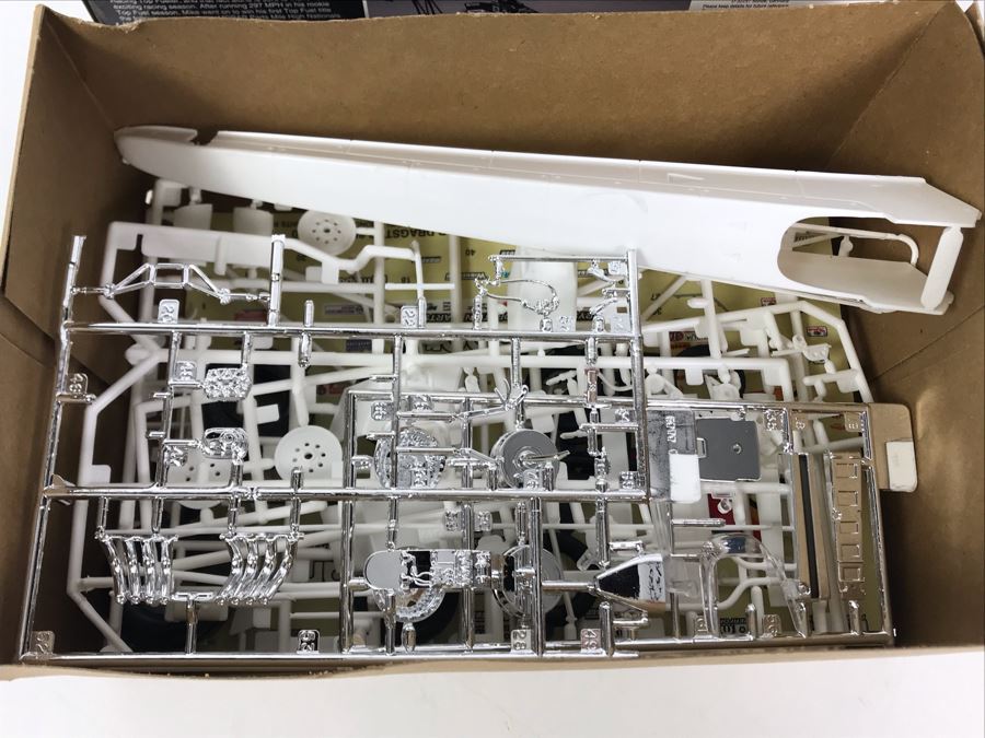 New Old Stock Revell Mopar Fuel Dragster Model Car Kit [Photo 9]