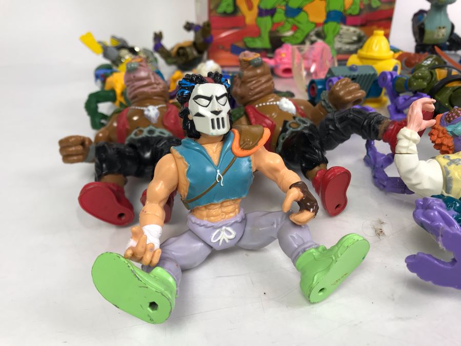 Collection Of Vintage 1988, 1989 Teenage Mutant Ninja Turtles Action Figures With Collectors Case - See Photos [Photo 14]