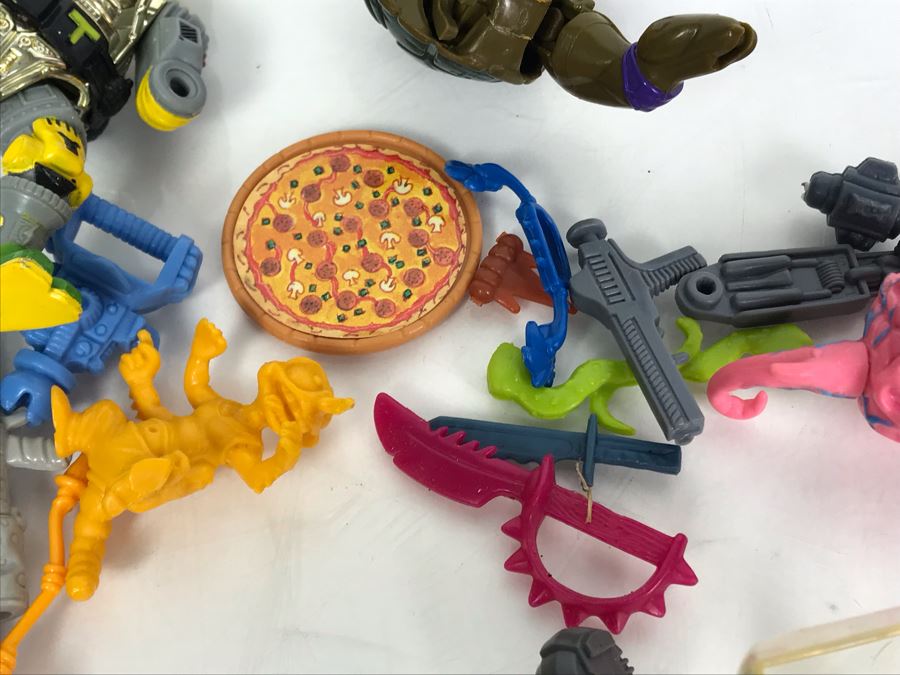 Collection Of Vintage 1988, 1989 Teenage Mutant Ninja Turtles Action Figures With Collectors Case - See Photos [Photo 30]