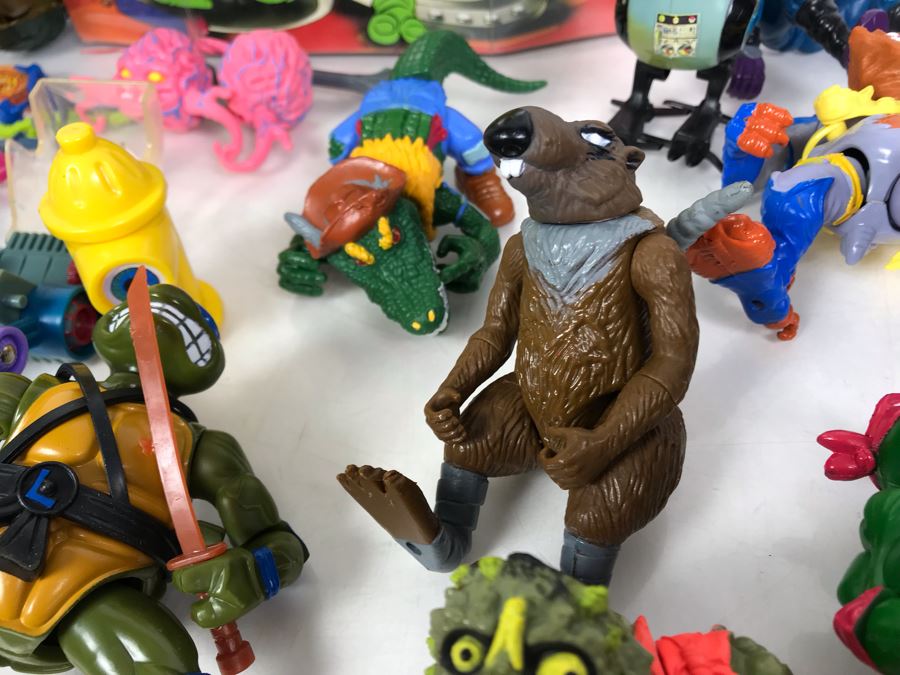 Collection Of Vintage 1988, 1989 Teenage Mutant Ninja Turtles Action Figures With Collectors Case - See Photos [Photo 8]