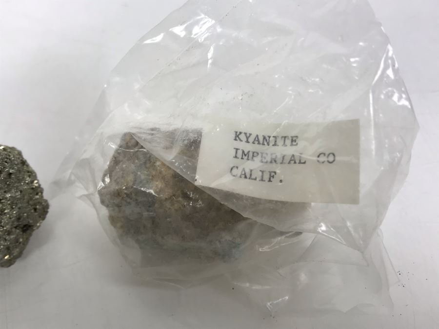 Huge Stone And Fossil Collection Including Tourmaline, Turquoise, Pirite, Trilobite, Petrified Wood, Gold Flakes - See Photos [Photo 25]