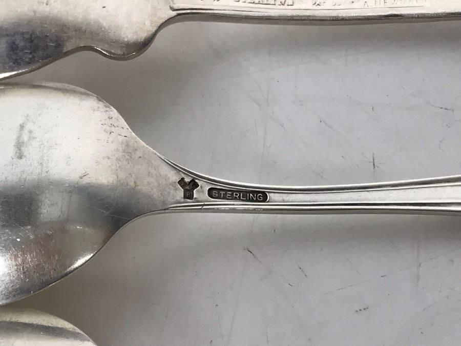 JUST ADDED - (9) Sterling Silver Mainly English Flatware Spoons And Fork With Vintage Teaspoons Storage Cloth 130g - See Photos [Photo 18]