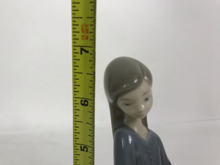 Lladro Figurine Girl With Pig 7H [Photo 6]