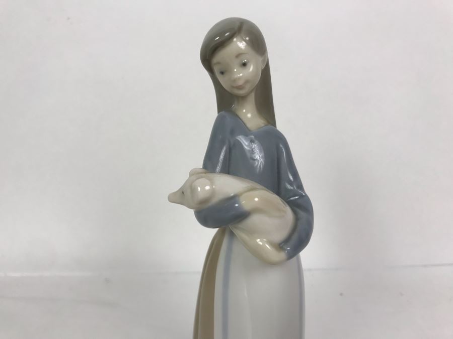 Lladro Figurine Girl With Pig 7H [Photo 2]
