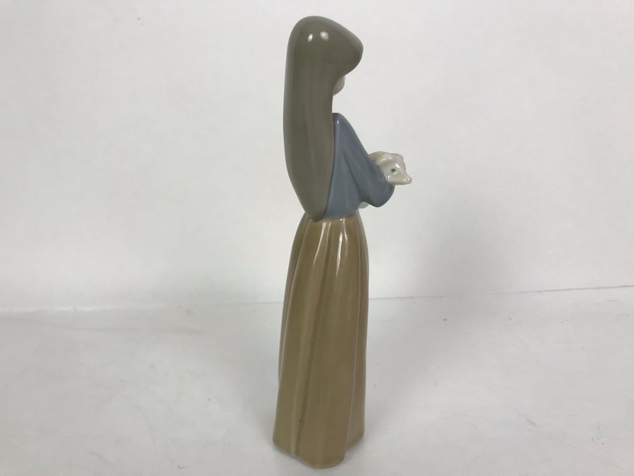 Lladro Figurine Girl With Pig 7H [Photo 3]