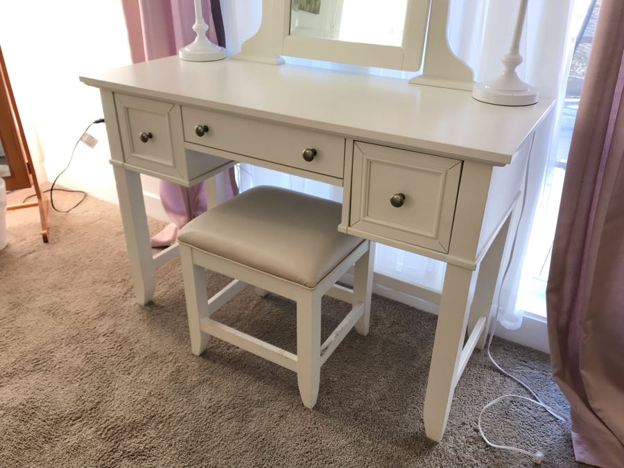 White Vanity Desk With Bench And Pair Of White Table Lamps [Photo 3]