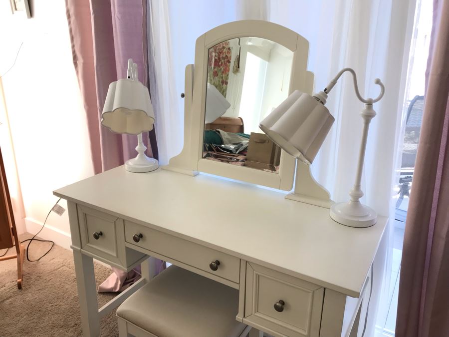 White Vanity Desk With Bench And Pair Of White Table Lamps [Photo 4]