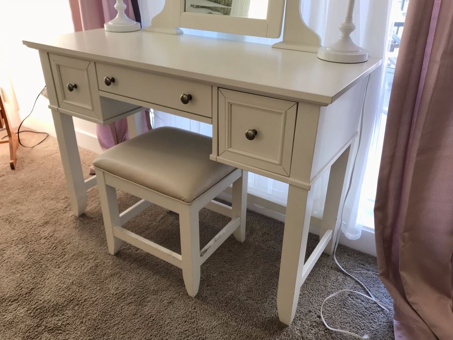White Vanity Desk With Bench And Pair Of White Table Lamps [Photo 5]