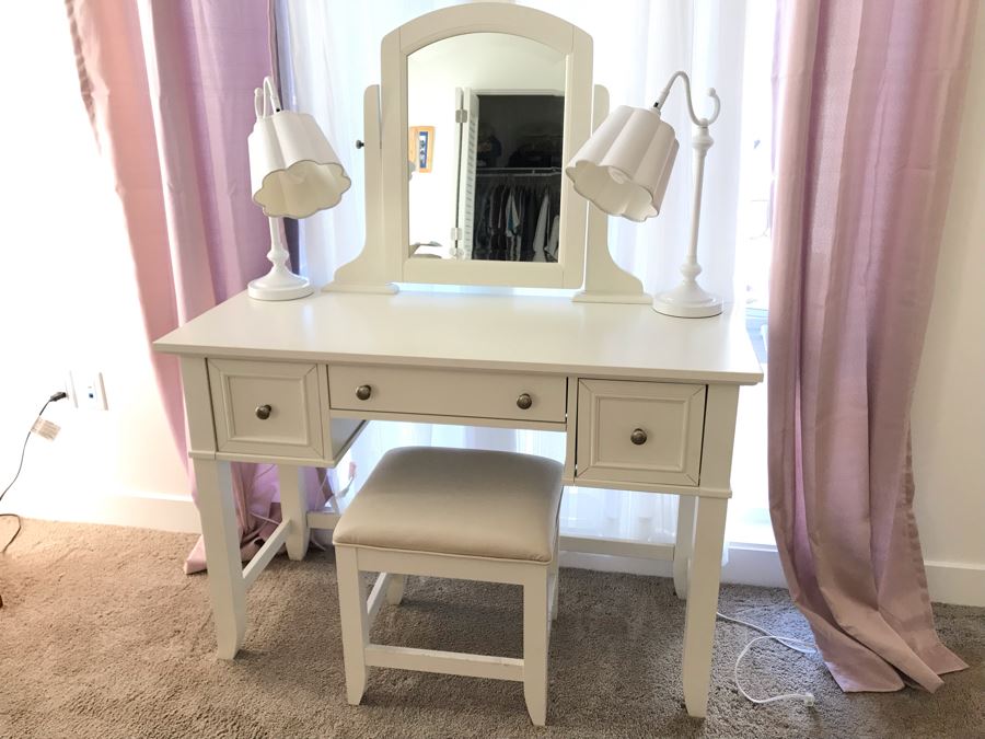 White Vanity Desk With Bench And Pair Of White Table Lamps [Photo 1]
