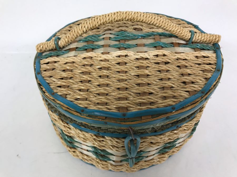 Vintage Sewing Basket With Sewing Supplies [Photo 3]