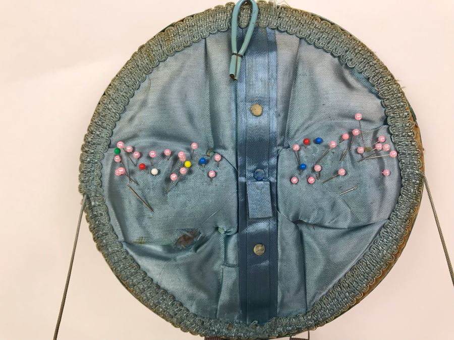 Vintage Sewing Basket With Sewing Supplies [Photo 4]