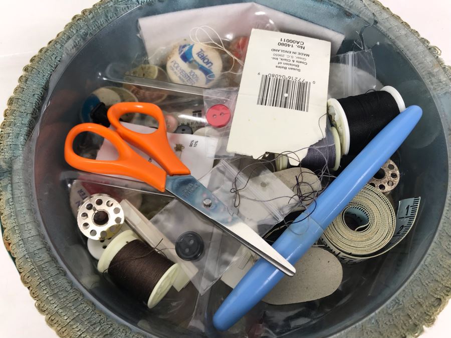 Vintage Sewing Basket With Sewing Supplies [Photo 7]